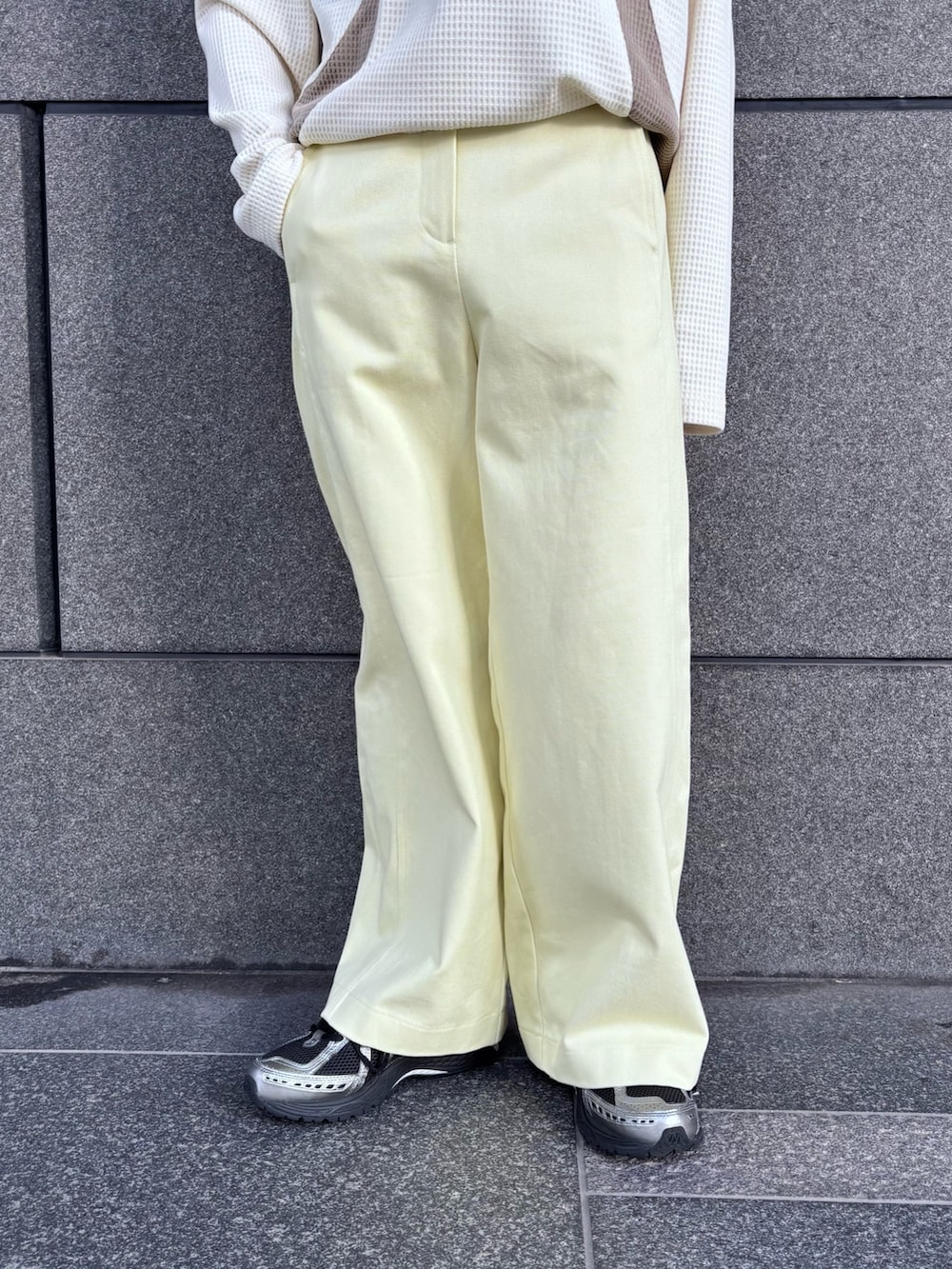 ホワイト系のTシャツ/カットソー、イエロー系のその他パンツを着用したメンズの冬コーディネートの3枚目の写真