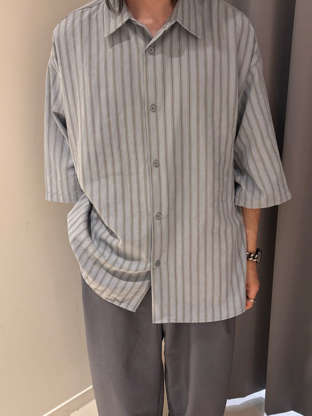 ブルー系のシャツ/ブラウス、グレー系のその他パンツを着用したメンズの夏コーディネートの2枚目の写真