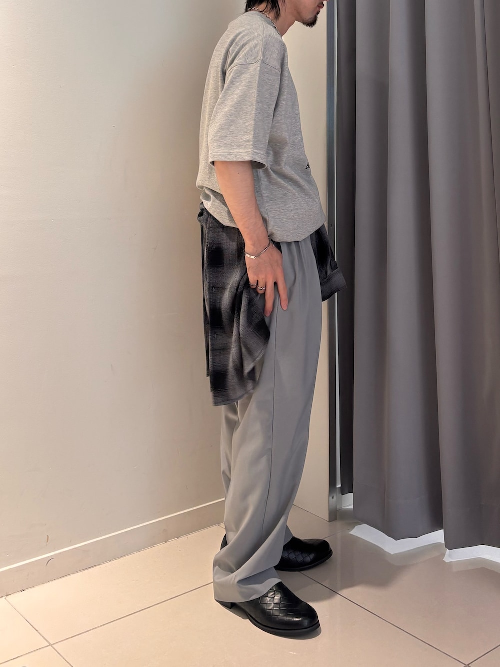 グレー系のTシャツ/カットソー、グレー系のその他パンツ、ブラック系のシャツ/ブラウスを着用したメンズの春コーディネートの3枚目の写真