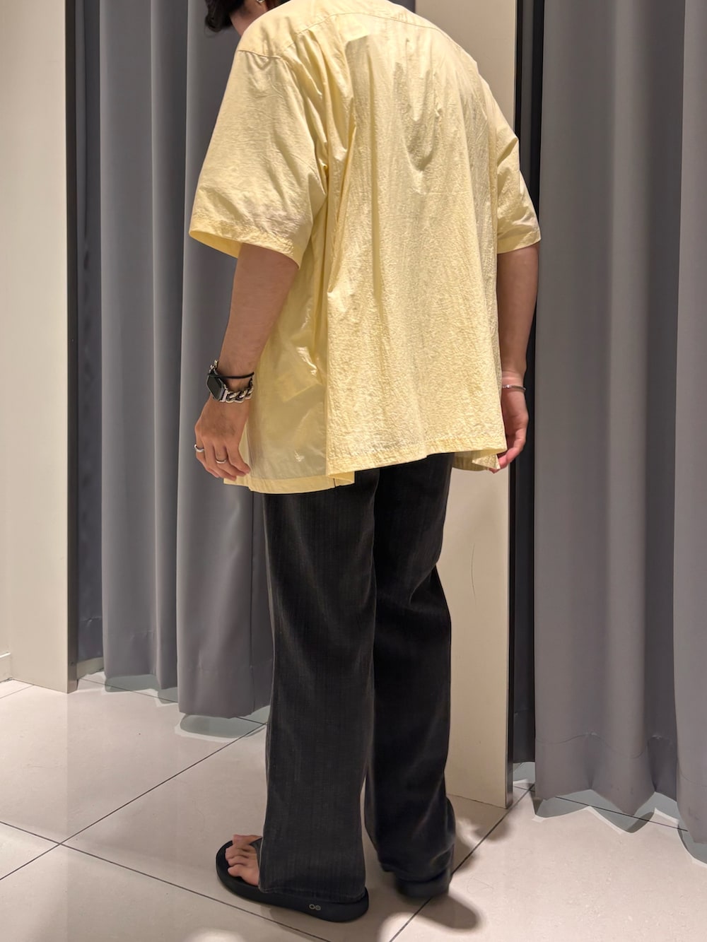 ブラック系のデニムパンツ、イエロー系のシャツ/ブラウス、グレー系のTシャツ/カットソーを着用したメンズの夏コーディネートの3枚目の写真