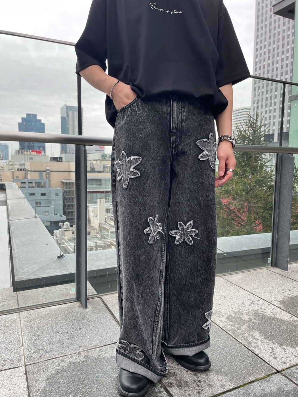 ブラック系のTシャツ/カットソー、ブラック系のデニムパンツを着用したメンズの春コーディネートの4枚目の写真