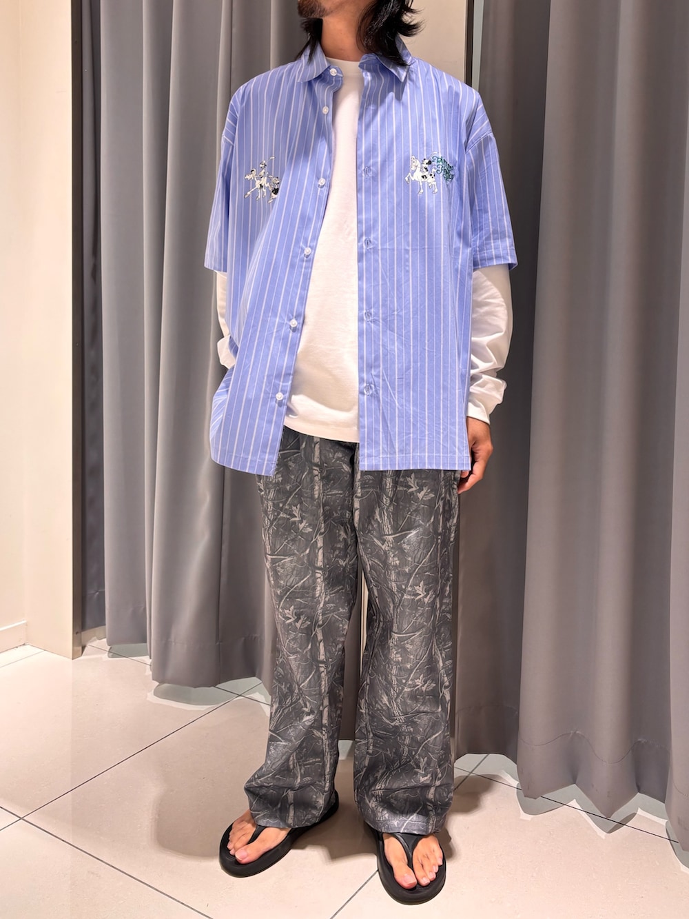 グレー系のその他パンツ、ブルー系のシャツ/ブラウスを着用したメンズの夏コーディネートの4枚目の写真