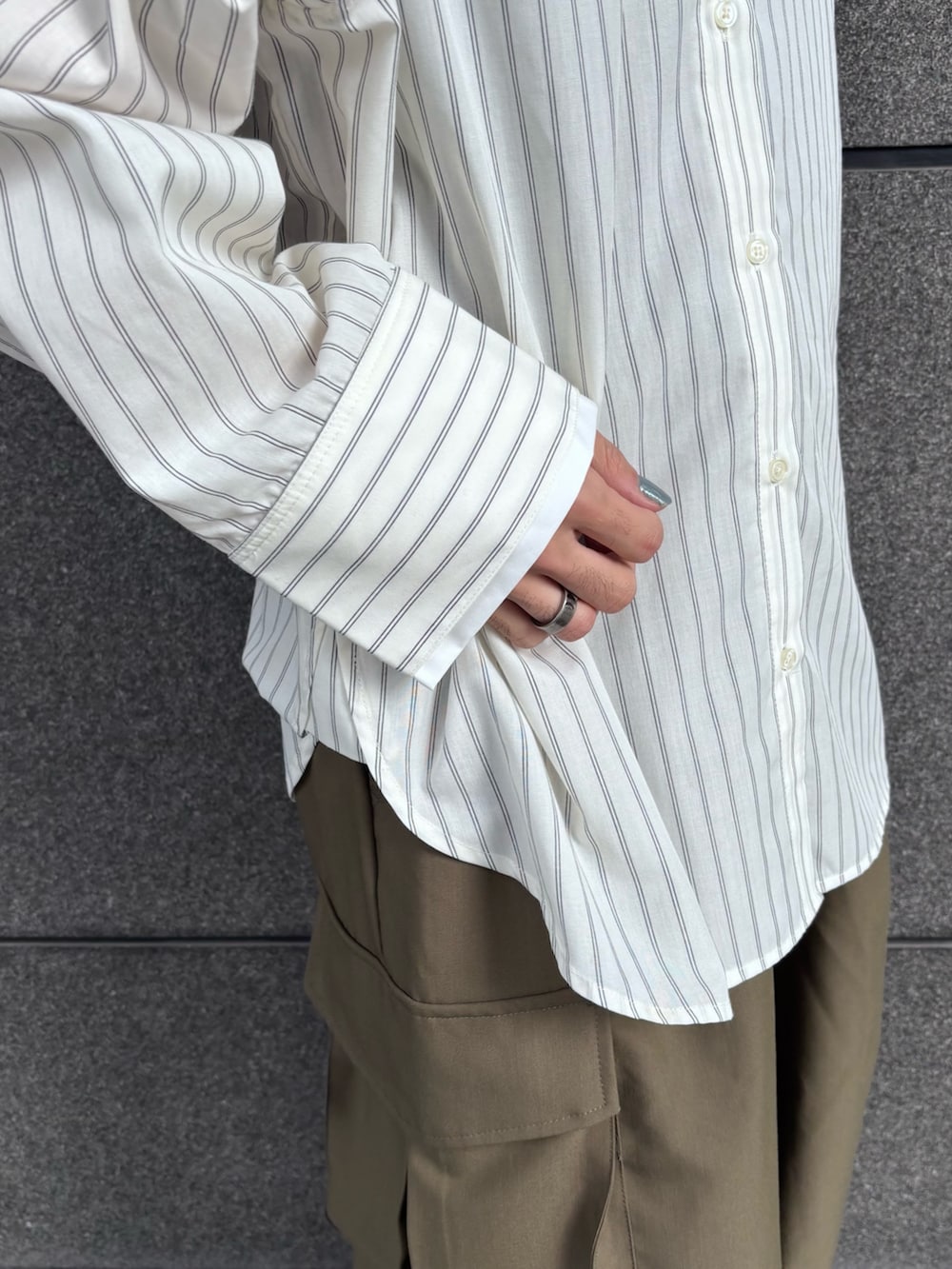 ホワイト系のシャツ/ブラウス、グリーン系のカーゴパンツを着用したメンズの冬コーディネートの3枚目の写真