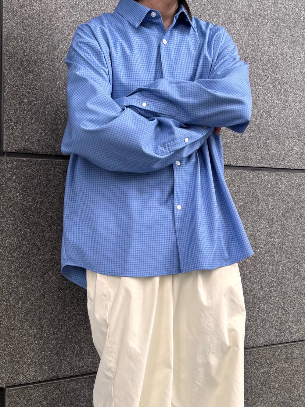 ブルー系のシャツ/ブラウス、ホワイト系のその他パンツを着用したメンズの春コーディネートの2枚目の写真