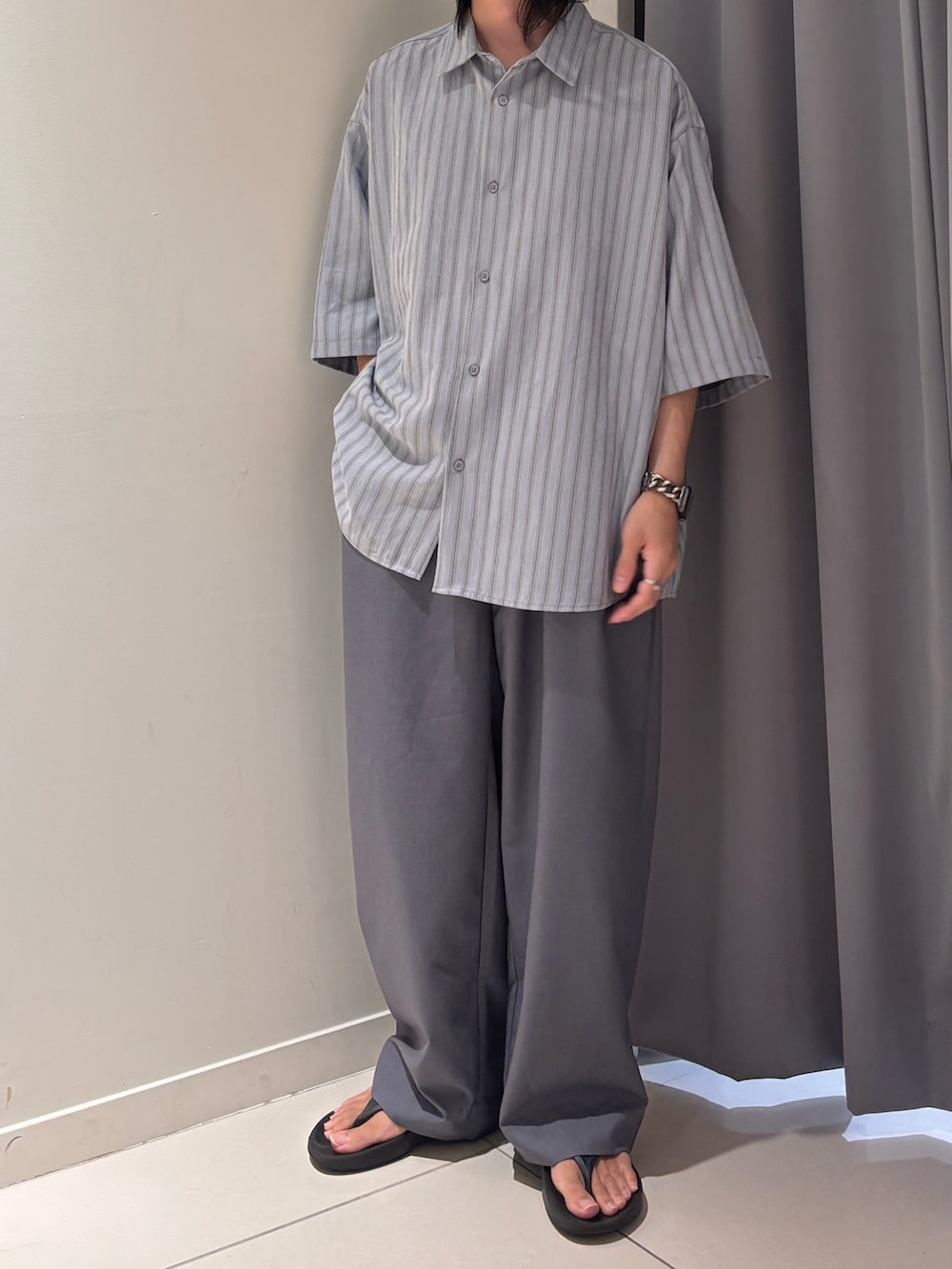 ブルー系のシャツ/ブラウス、グレー系のその他パンツを着用したメンズの夏コーディネートの4枚目の写真