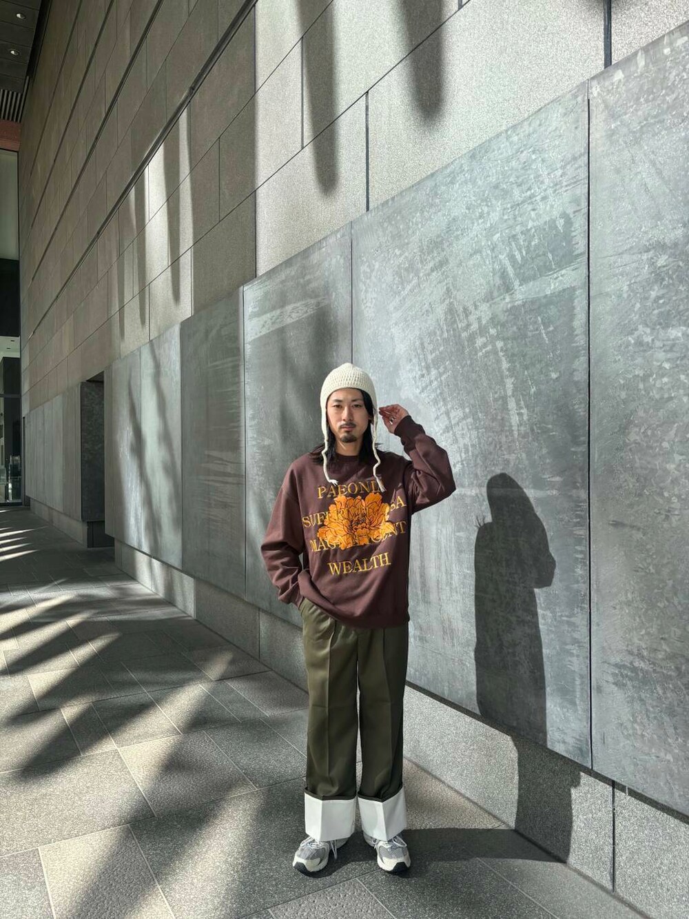 グリーン系のその他パンツ、ブラウン系のスウェット、ホワイト系のニットキャップ/ビーニーを着用したメンズの秋コーディネートの4枚目の写真