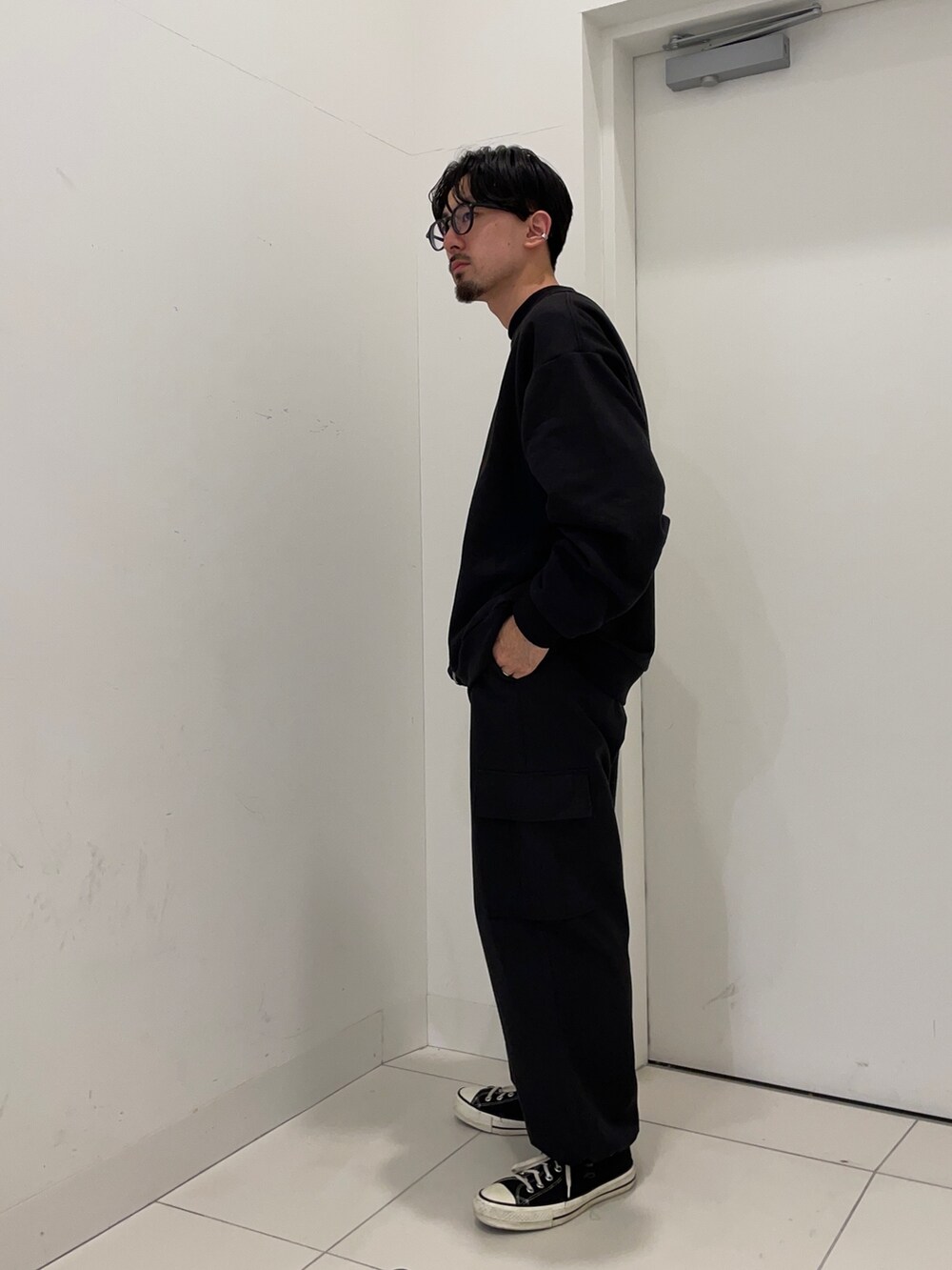 ブルー系のスウェットを着用したメンズの冬コーディネートの2枚目の写真