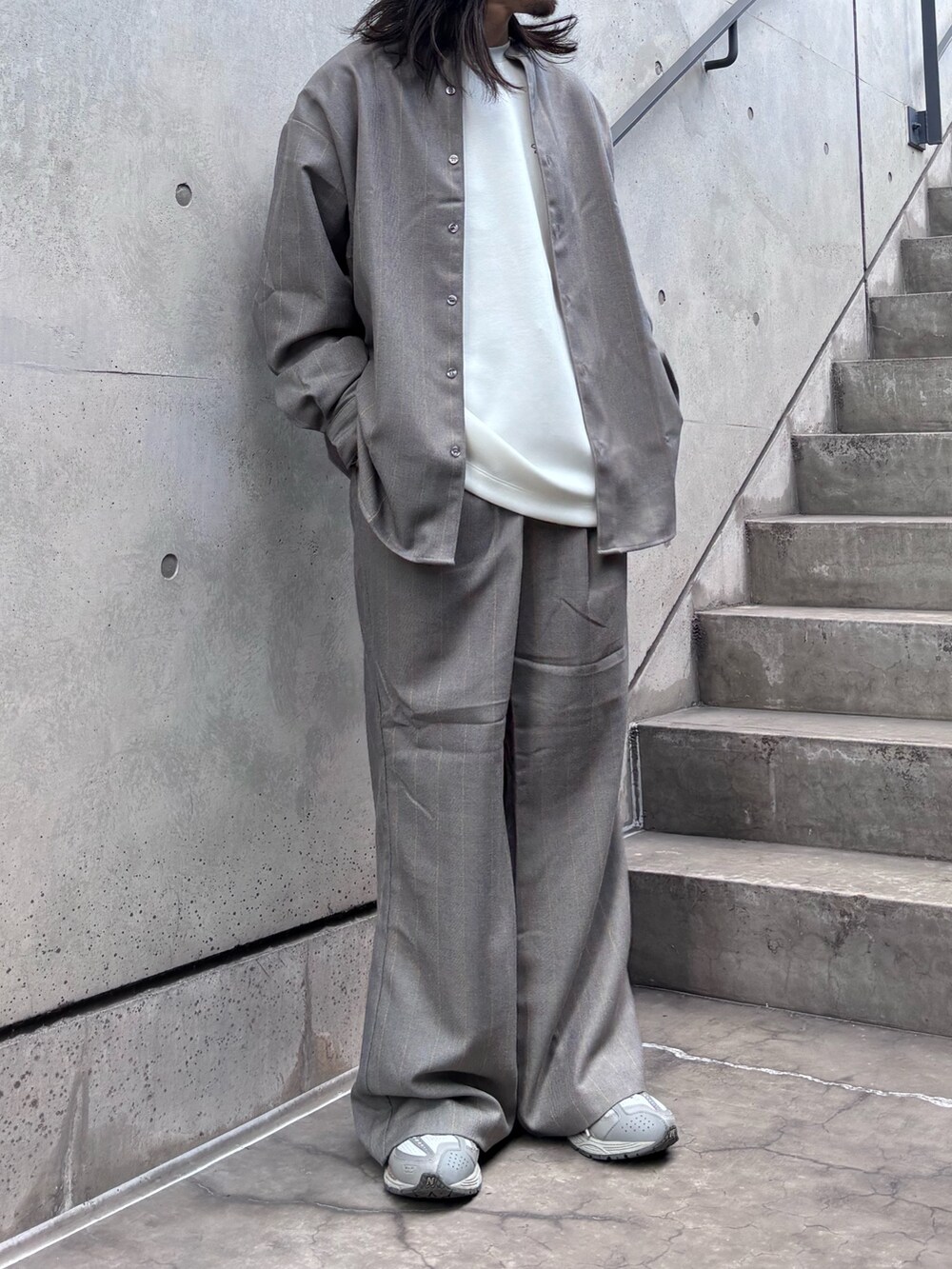 グレー系のその他パンツ、グレー系のシャツ/ブラウスを着用したメンズの秋コーディネートの4枚目の写真