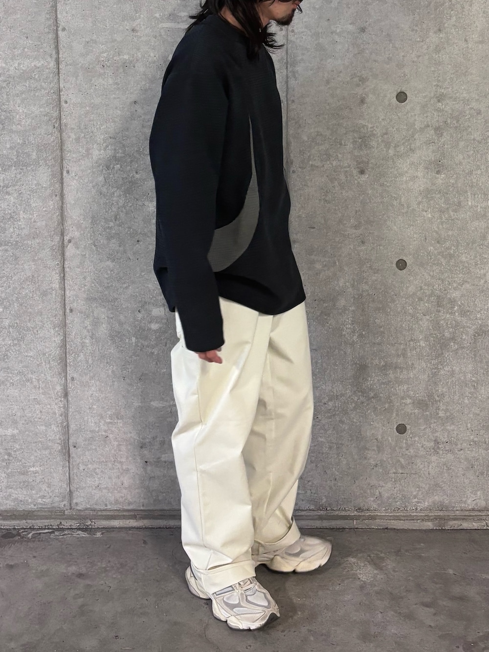 ブルー系のTシャツ/カットソー、ホワイト系のその他パンツを着用したメンズの秋コーディネートの2枚目の写真