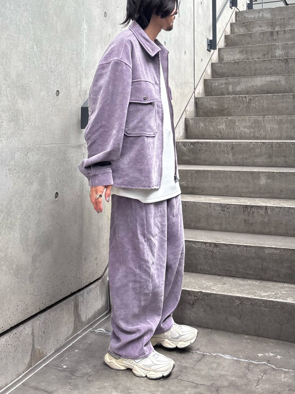 パープル系のブルゾン、パープル系のその他パンツを着用したメンズの秋コーディネートの3枚目の写真