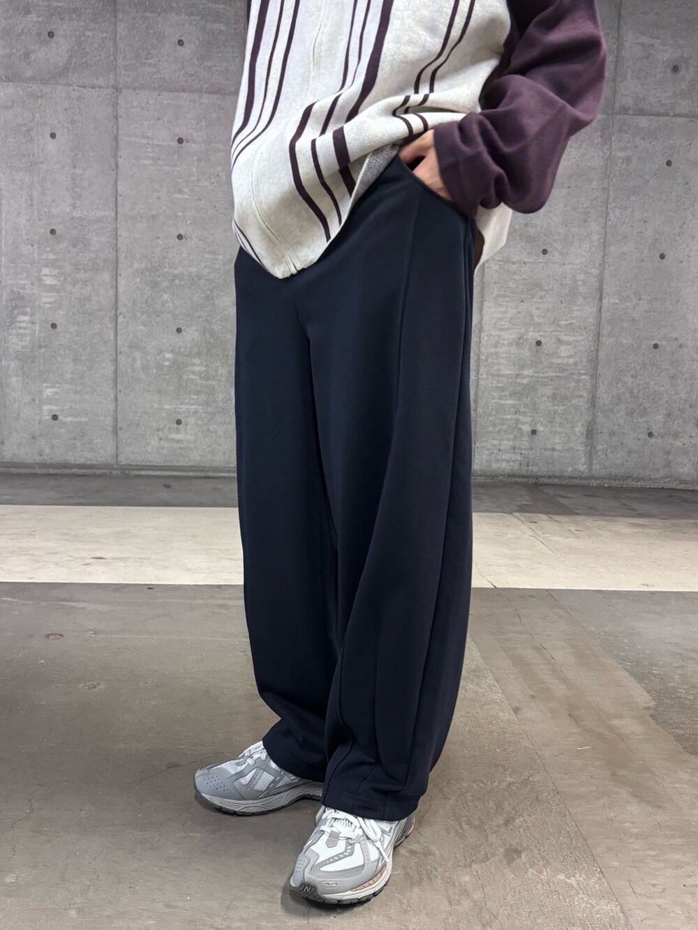 ブルー系のその他パンツ、ホワイト系のニット/セーターを着用したメンズの秋コーディネートの4枚目の写真