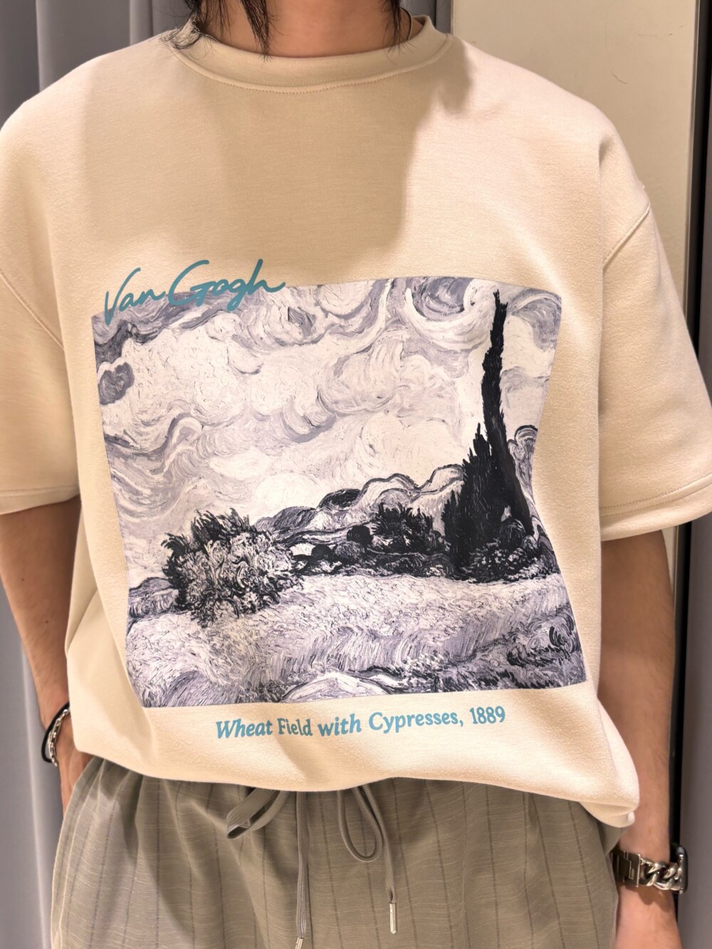ベージュ系のTシャツ/カットソー、グレー系のその他パンツを着用したメンズの夏コーディネートの2枚目の写真