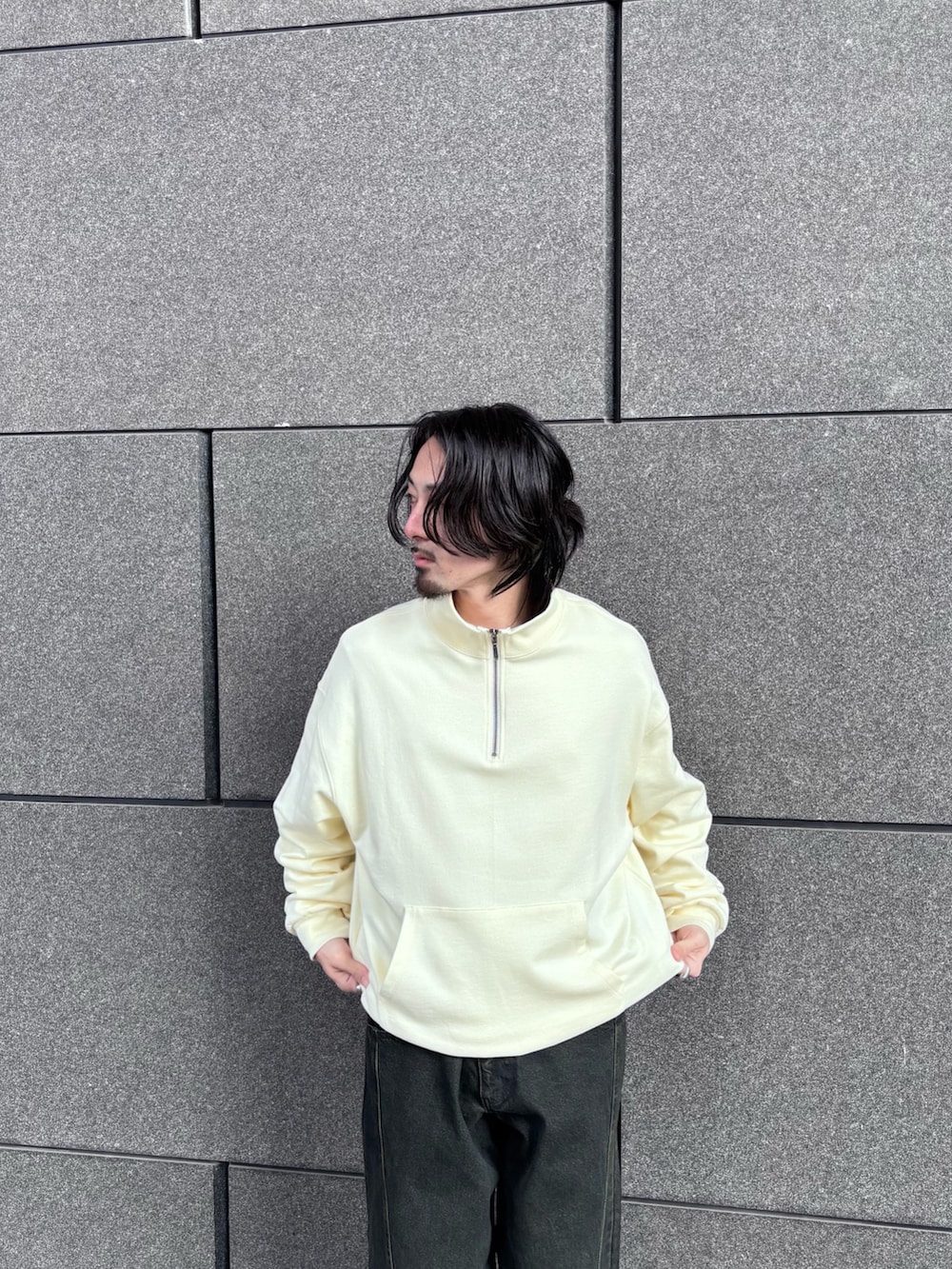 ブラック系のデニムパンツ、イエロー系のスウェットを着用したメンズの冬コーディネートの2枚目の写真