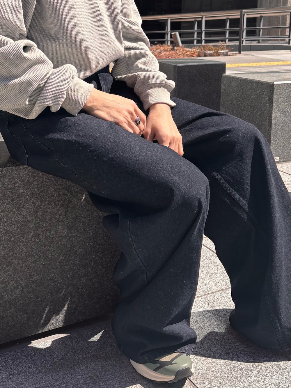 ブルー系のデニムパンツ、グレー系のTシャツ/カットソーを着用したメンズの春コーディネートの3枚目の写真