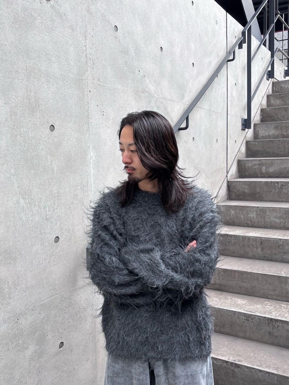 グレー系のニット/セーター、ブラック系のその他パンツを着用したメンズの秋コーディネートの3枚目の写真