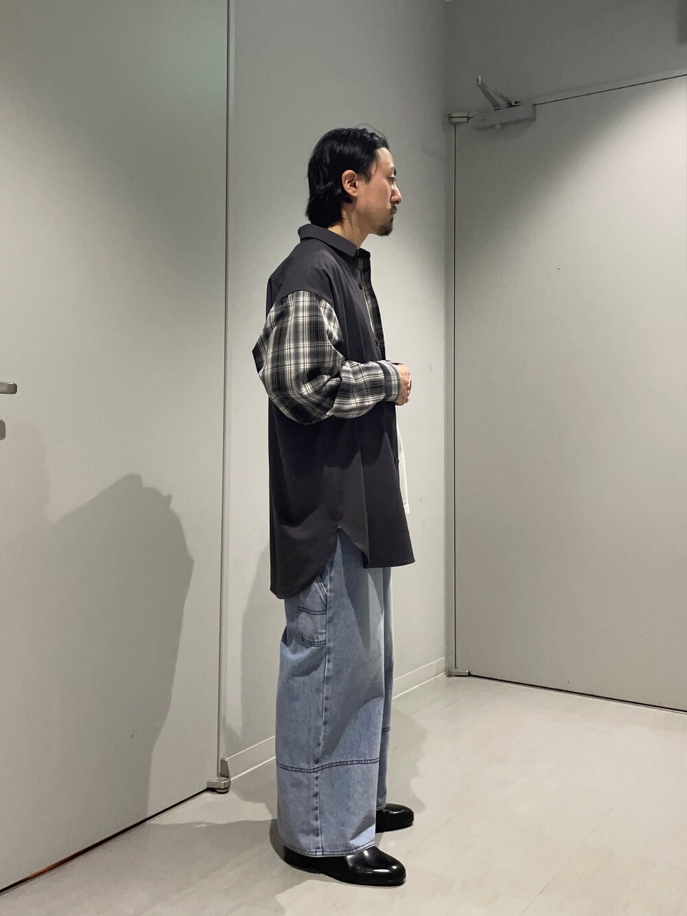 その他のシャツ/ブラウス、ブルー系のデニムパンツを着用したメンズの春コーディネートの2枚目の写真