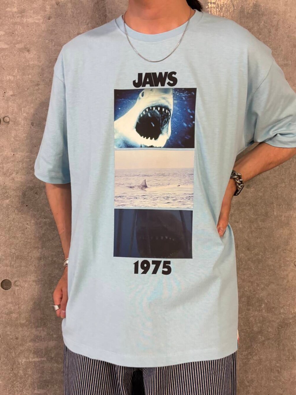 ブルー系のTシャツ/カットソー、ブルー系のその他パンツを着用したメンズの夏コーディネートの3枚目の写真