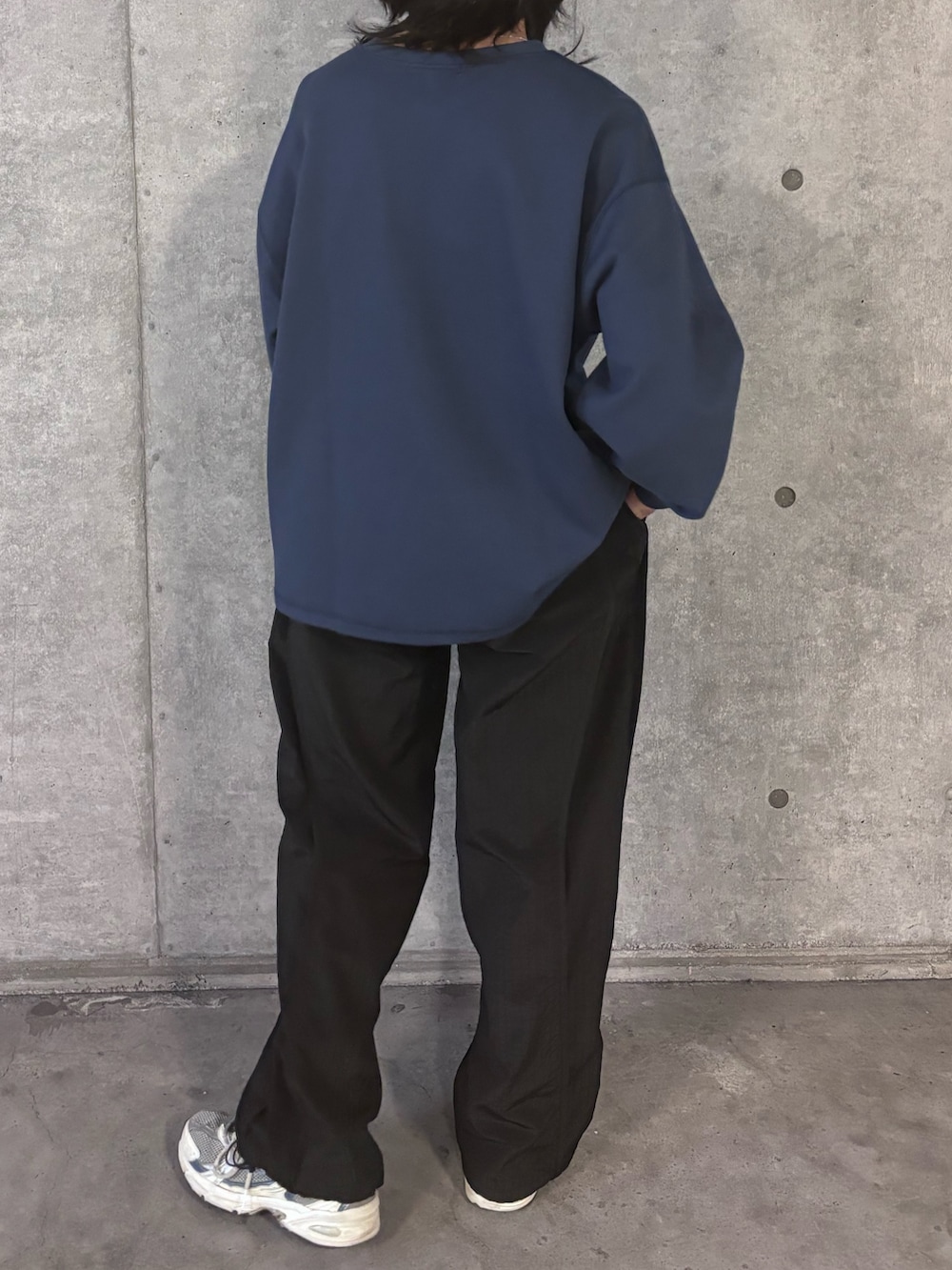 ブルー系のスウェットを着用したメンズの秋コーディネートの3枚目の写真