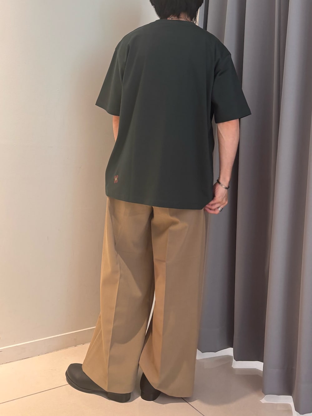 グリーン系のTシャツ/カットソー、ベージュ系のその他パンツを着用したメンズの春コーディネートの5枚目の写真