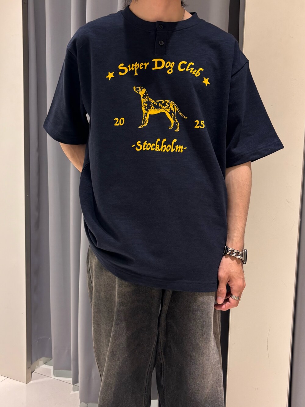 ブルー系のTシャツ/カットソー、ブラック系のデニムパンツを着用したメンズの春コーディネートの2枚目の写真