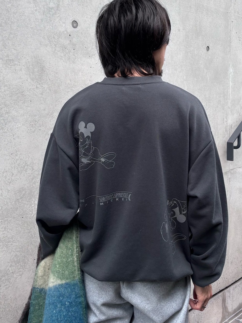 グレー系のスウェット、グレー系のその他パンツ、グリーン系のマフラーを着用したメンズの冬コーディネートの5枚目の写真