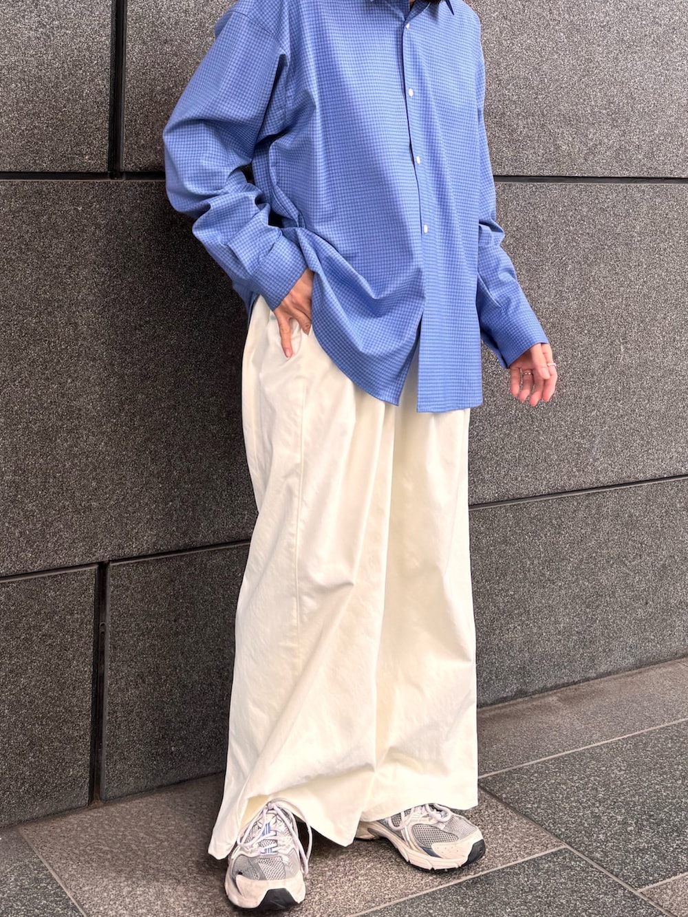 ブルー系のシャツ/ブラウス、ホワイト系のその他パンツを着用したメンズの春コーディネートの4枚目の写真