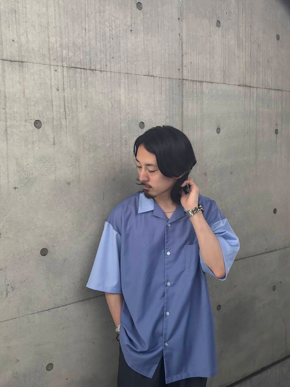 ブラック系のその他パンツ、ブルー系のシャツ/ブラウスを着用したメンズの夏コーディネートの2枚目の写真