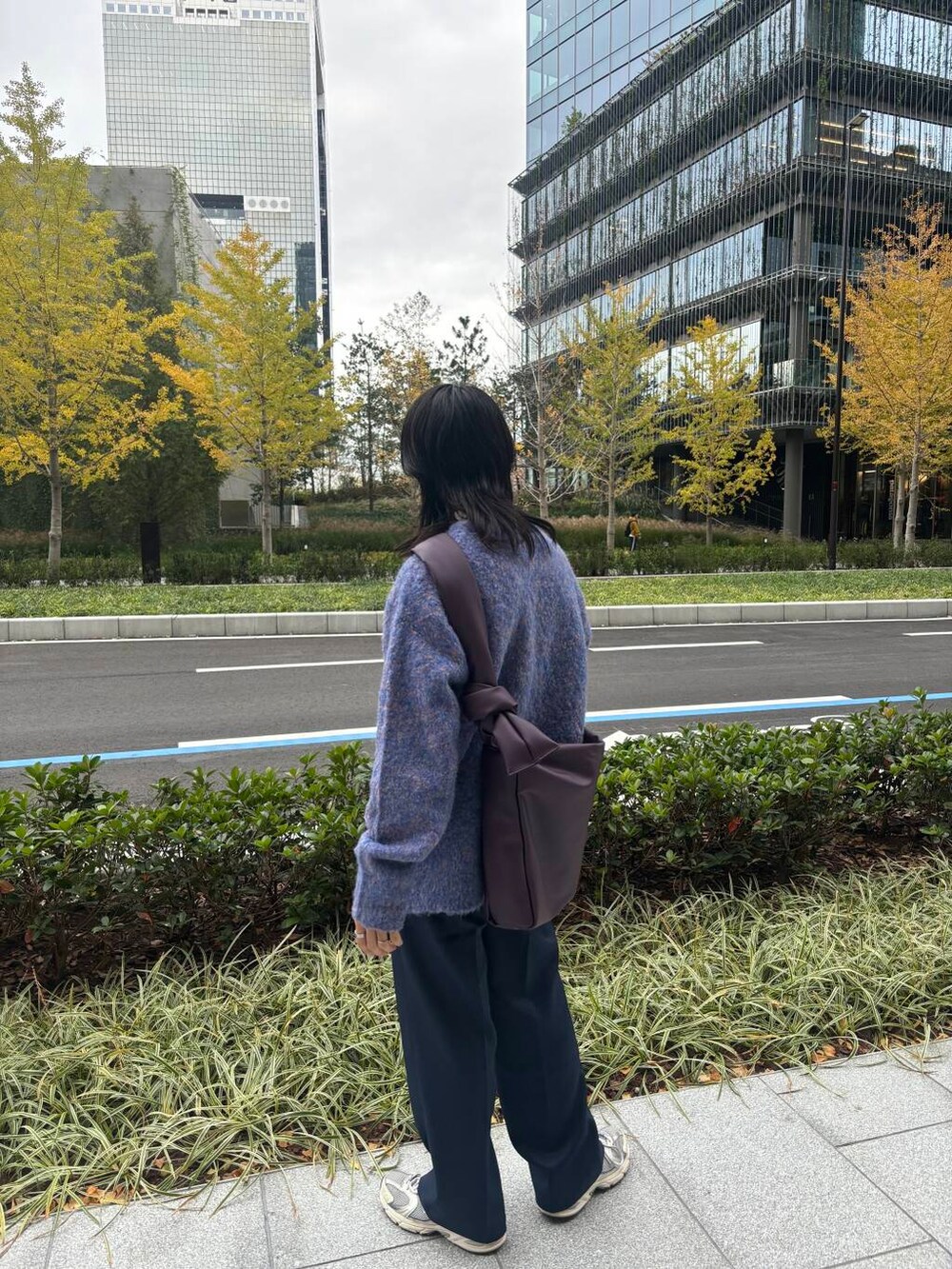 ブルー系のその他パンツ、ブルー系のショルダーバッグ、ブルー系のカーディガン/ボレロを着用したメンズの冬コーディネートの3枚目の写真