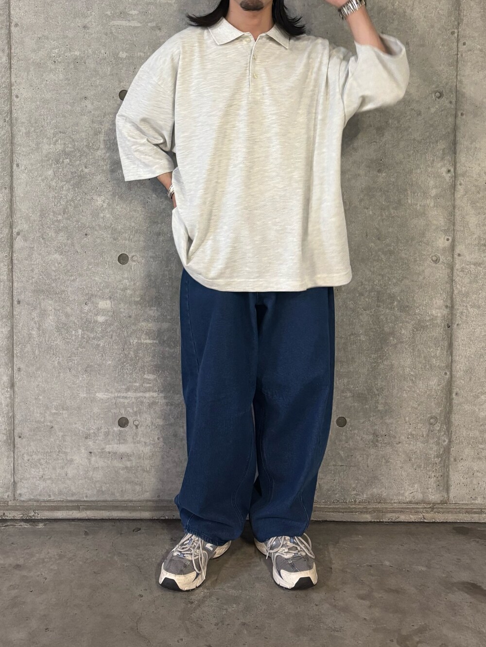 ベージュ系のポロシャツ、ブルー系のその他パンツを着用したメンズの秋コーディネートの2枚目の写真