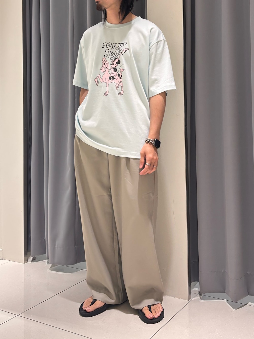 ブルー系のTシャツ/カットソー、ベージュ系のその他パンツを着用したメンズの夏コーディネートの4枚目の写真