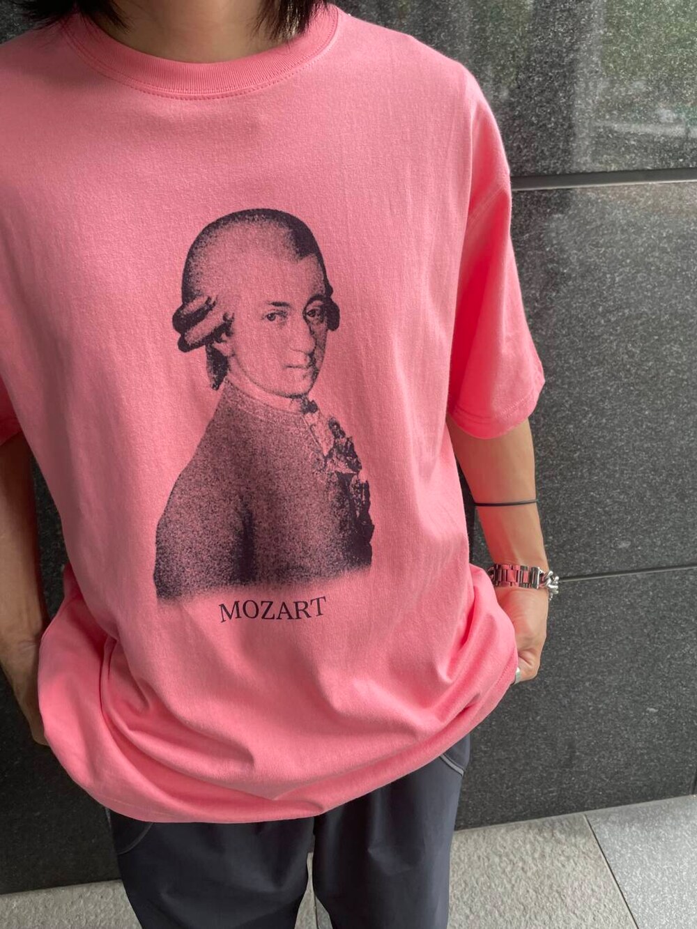 その他のその他パンツ、ピンク系のTシャツ/カットソーを着用したメンズの夏コーディネートの5枚目の写真