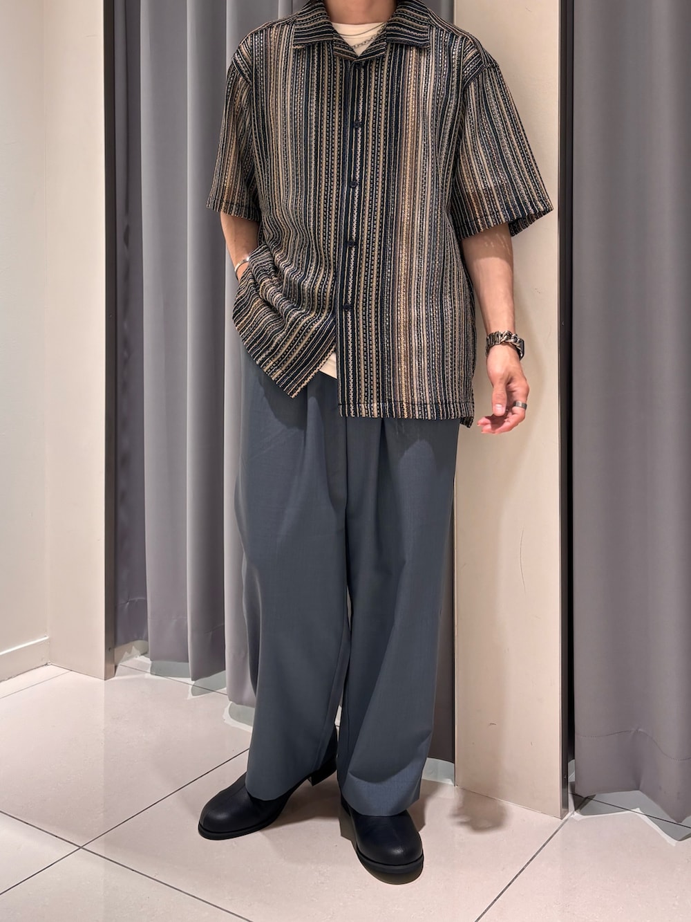 ブルー系のシャツ/ブラウス、ブルー系のその他パンツを着用したメンズの春コーディネートの3枚目の写真
