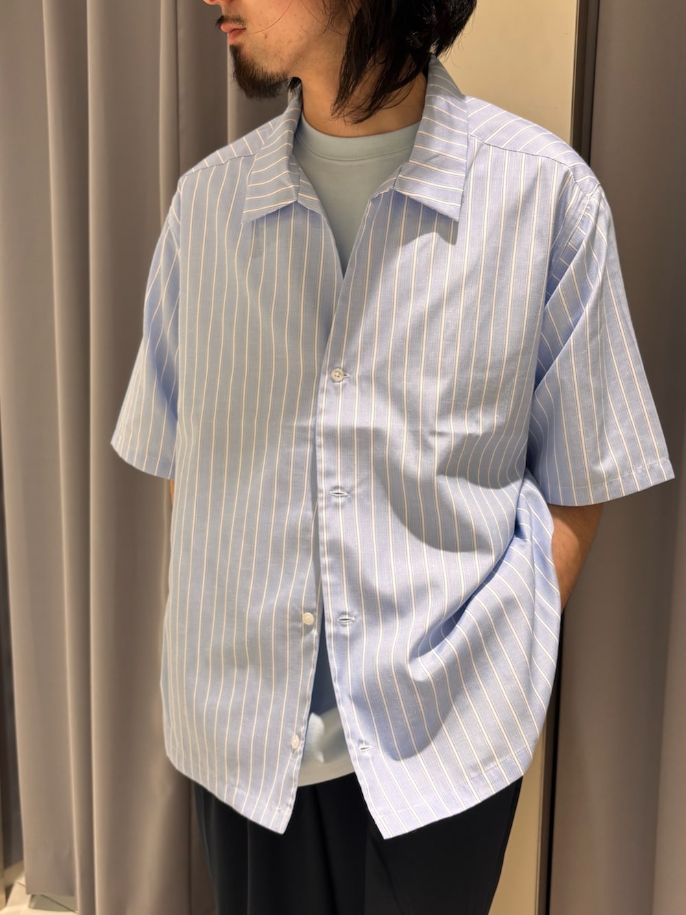 ブルー系のシャツ/ブラウス、ブルー系のその他パンツを着用したメンズの夏コーディネートの2枚目の写真