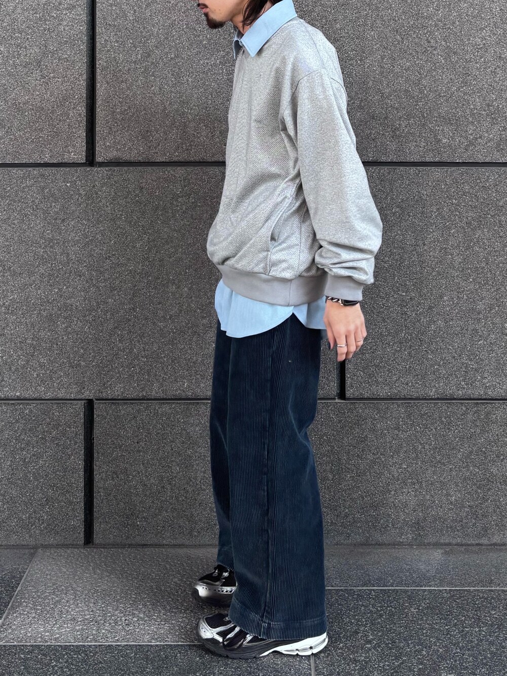 グレー系のTシャツ/カットソー、ブルー系のシャツ/ブラウス、ブルー系のその他パンツを着用したメンズの冬コーディネートの2枚目の写真