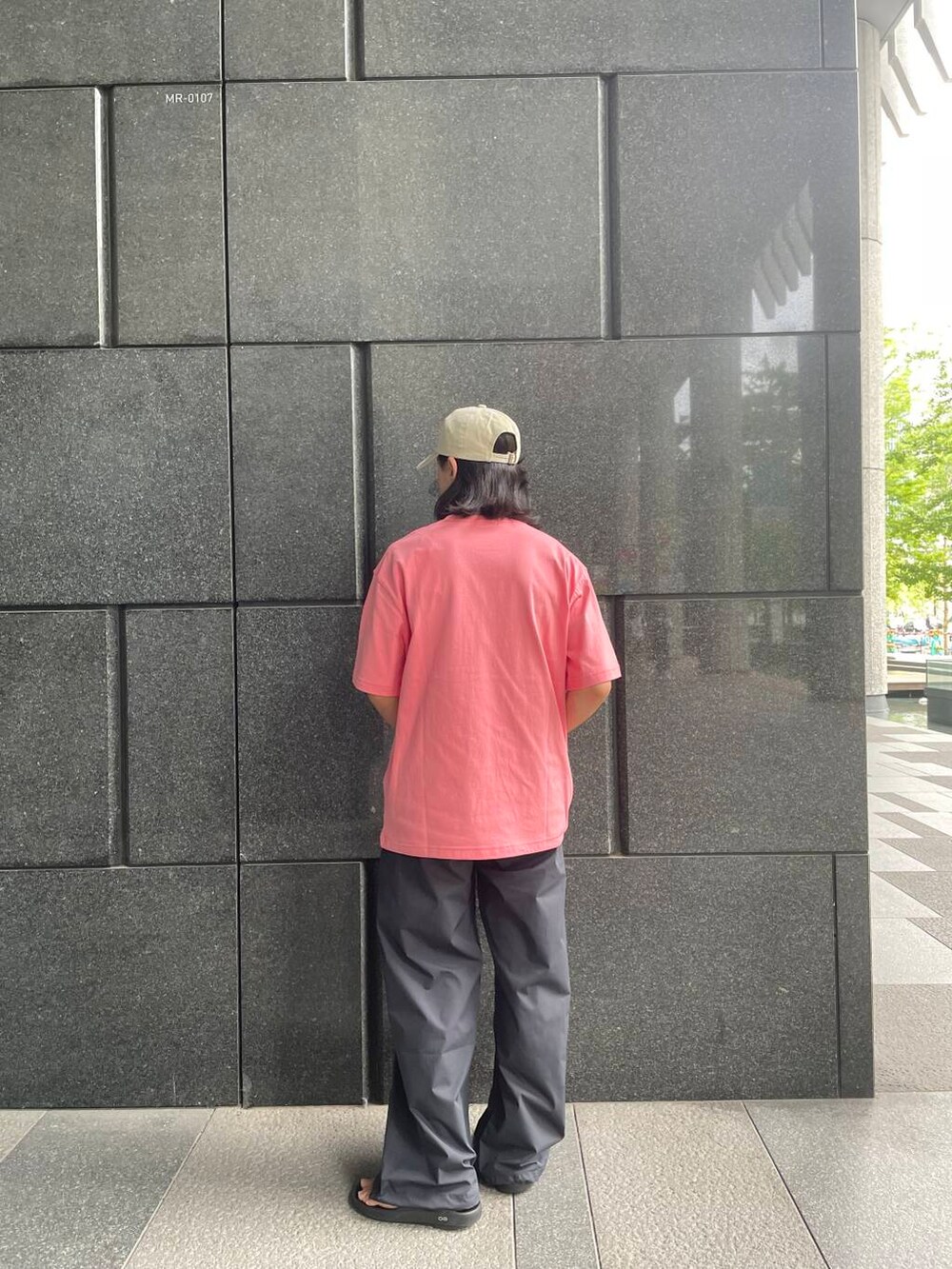 その他のその他パンツ、ピンク系のTシャツ/カットソーを着用したメンズの夏コーディネートの4枚目の写真