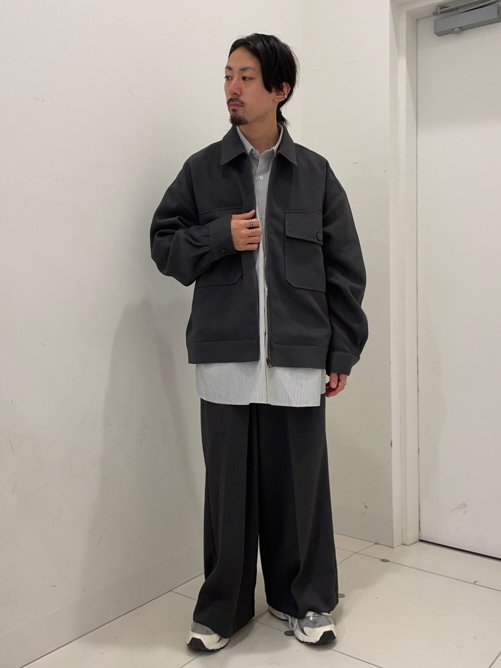 グレー系のその他パンツ、グレー系のブルゾンを着用したメンズの秋コーディネートの3枚目の写真