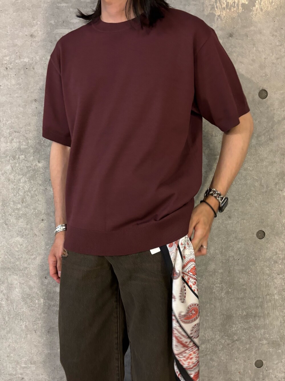 ブラウン系のニット/セーター、ブラウン系のデニムパンツを着用したメンズの秋コーディネートの4枚目の写真