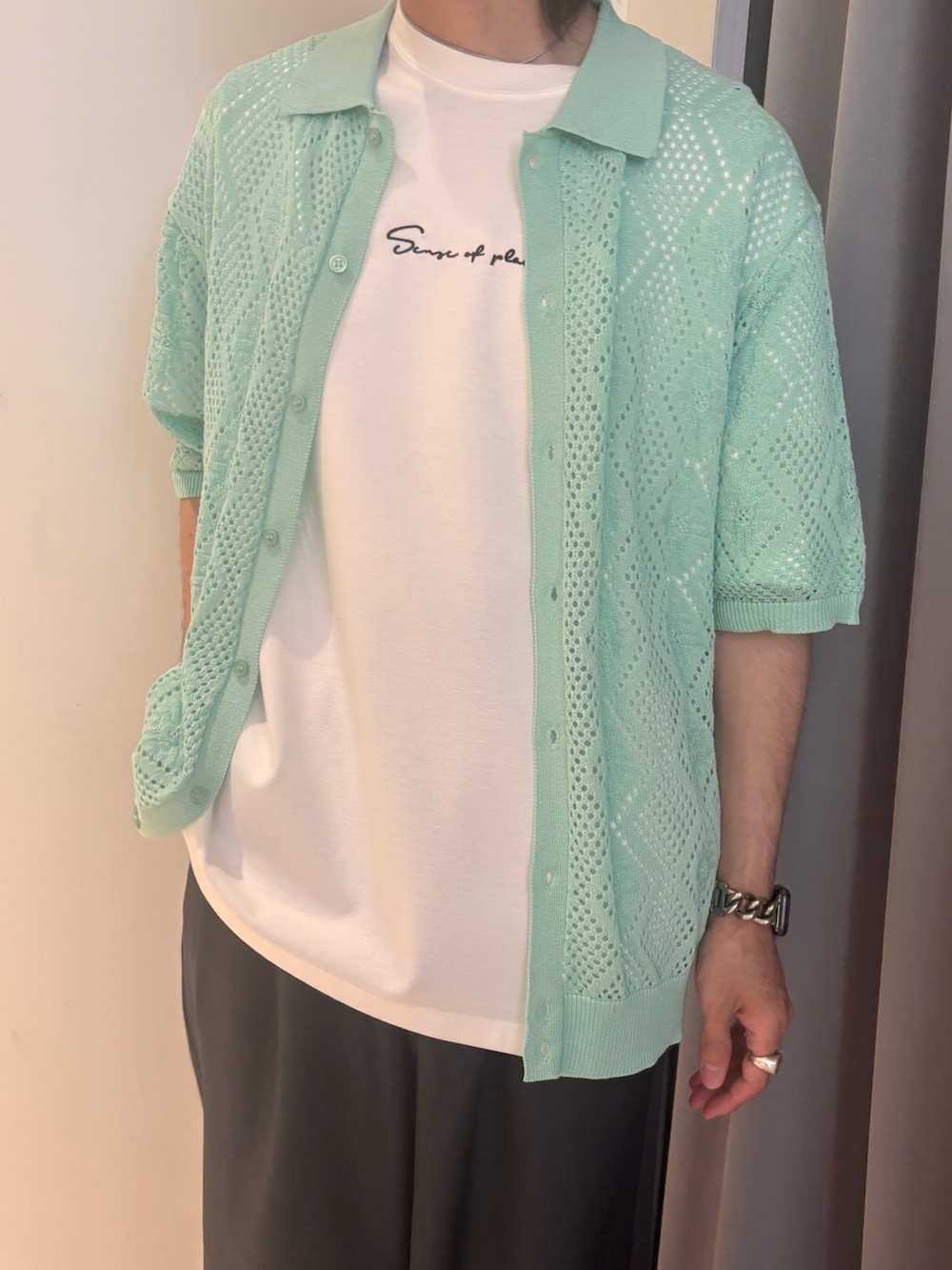 グリーン系のカーディガン/ボレロ、グレー系のその他パンツを着用したメンズの春コーディネートの2枚目の写真