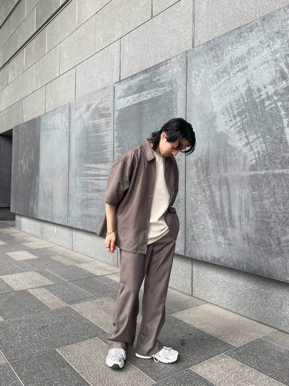 ブラウン系のその他パンツ、ブラウン系のシャツ/ブラウスを着用したメンズの夏コーディネートの2枚目の写真