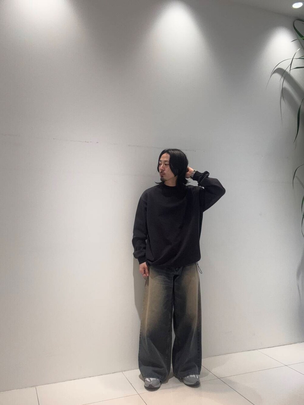 ブルー系のデニムパンツ、ブラウン系のTシャツ/カットソーを着用したメンズの春コーディネートの2枚目の写真