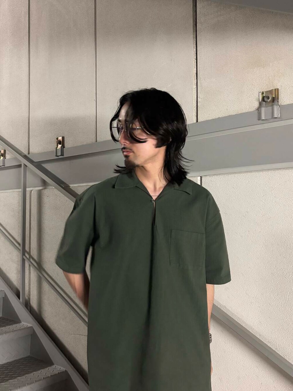 ベージュ系のその他パンツ、グリーン系のシャツ/ブラウスを着用したメンズの夏コーディネートの3枚目の写真