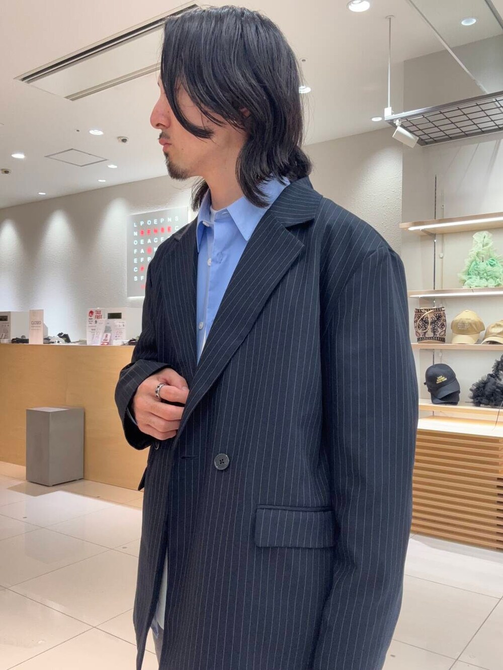 グレー系のその他パンツ、ブルー系のシャツ/ブラウス、ブルー系のその他アウターを着用したメンズの春コーディネートの4枚目の写真