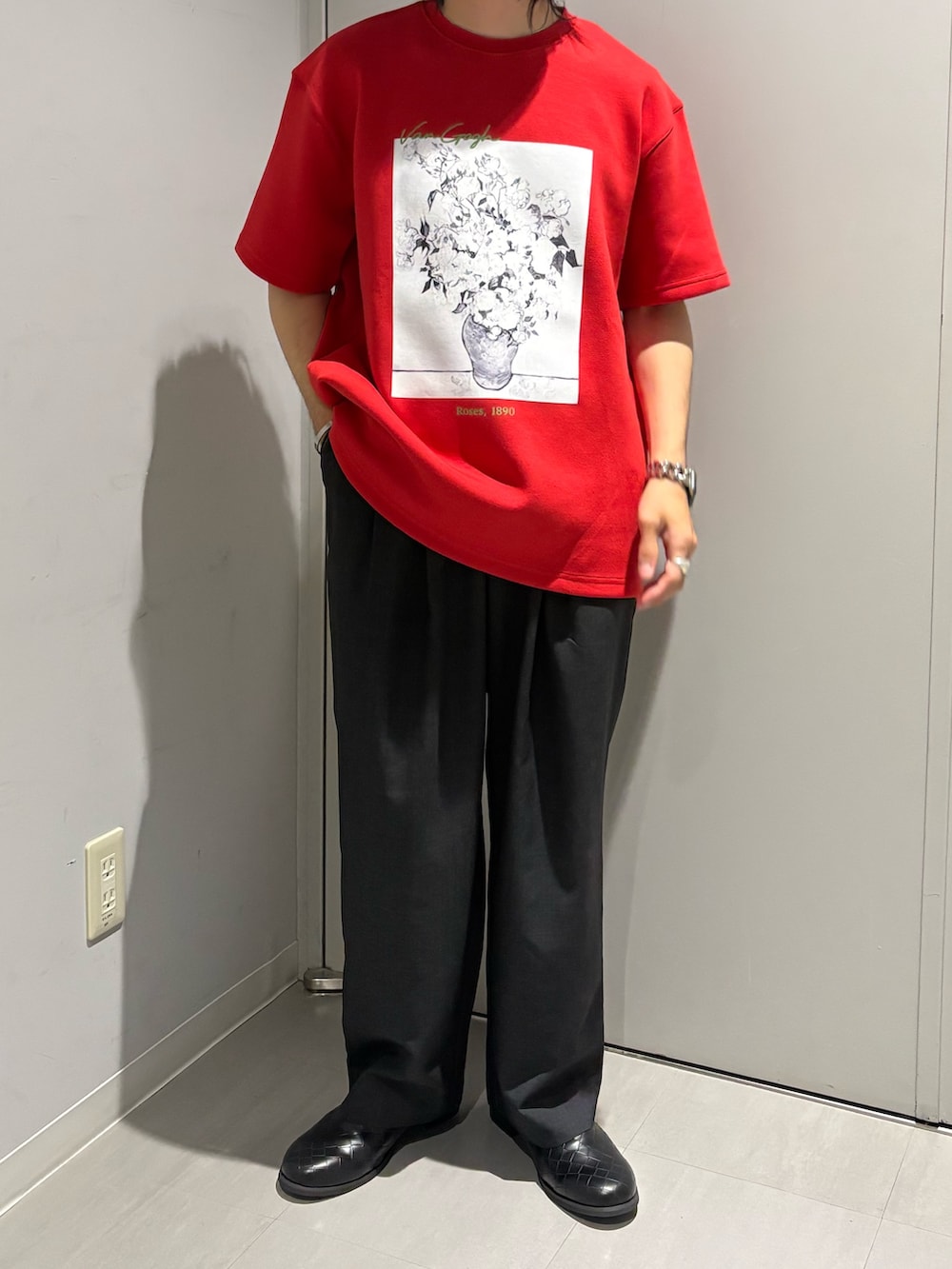 レッド系のTシャツ/カットソー、ブラック系のその他パンツを着用したメンズの夏コーディネートの4枚目の写真