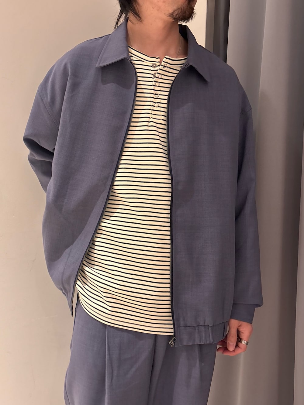 パープル系のその他パンツ、パープル系のブルゾン、ホワイト系のTシャツ/カットソーを着用したメンズの春コーディネートの3枚目の写真