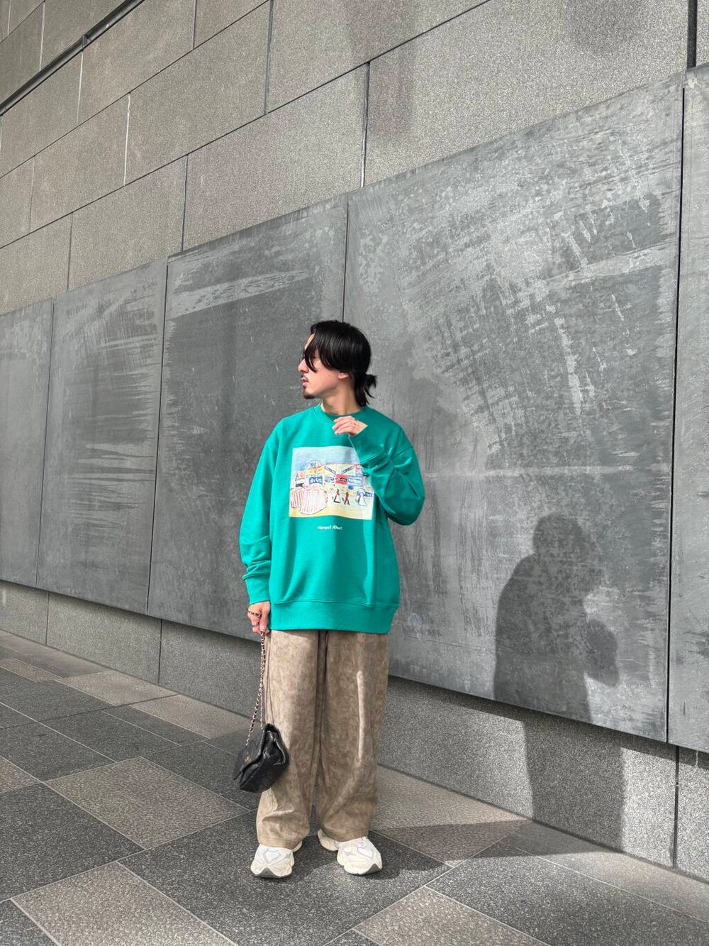 グリーン系のその他パンツ、グリーン系のスウェットを着用したメンズの秋コーディネートの2枚目の写真