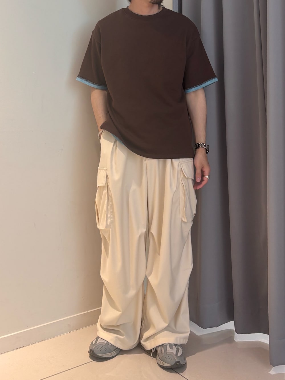 ブラウン系のTシャツ/カットソー、ホワイト系のその他パンツを着用したメンズの夏コーディネートの3枚目の写真