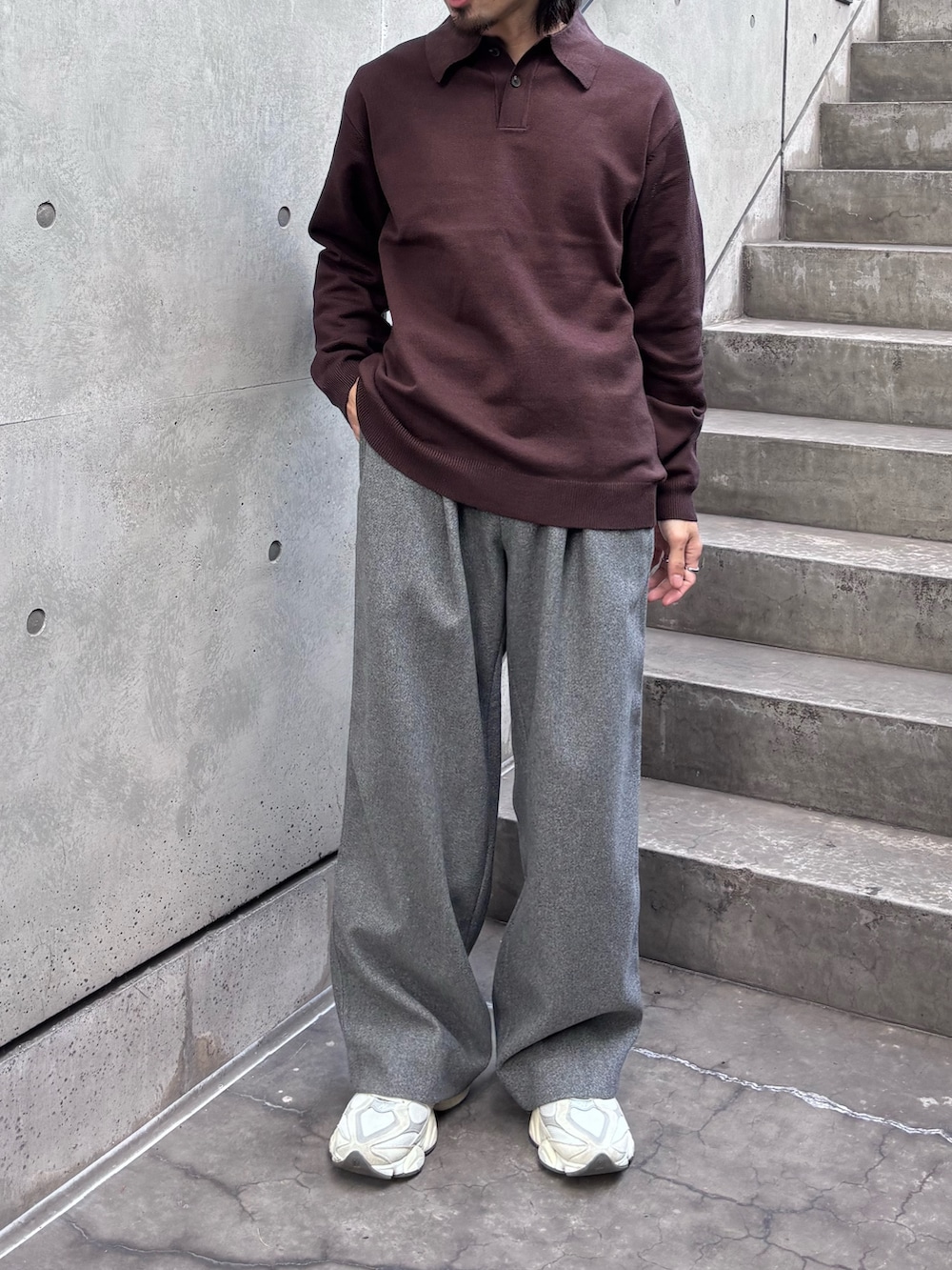 ブラウン系のニット/セーター、グレー系のその他パンツを着用したメンズの秋コーディネートの3枚目の写真