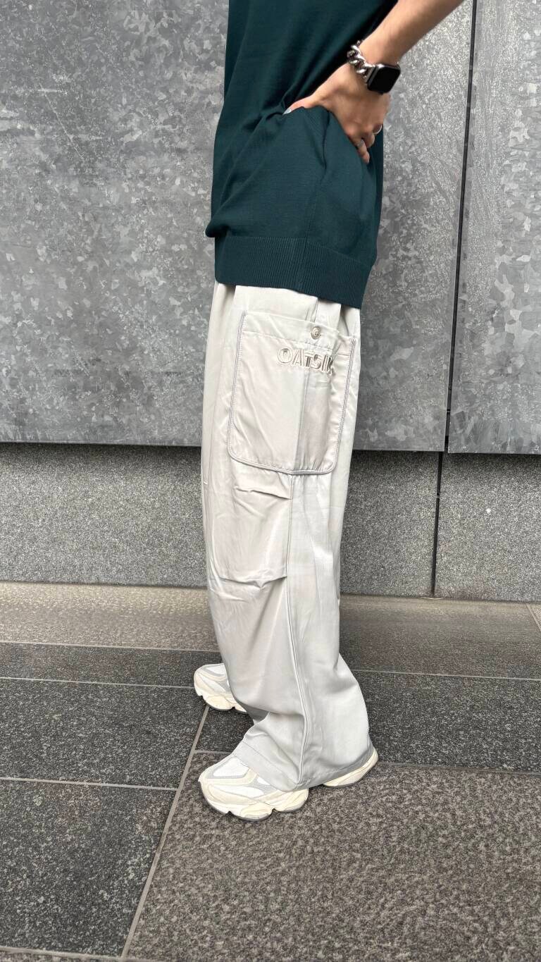 グリーン系のニット/セーター、グレー系のその他パンツを着用したメンズの春コーディネートの7枚目の写真