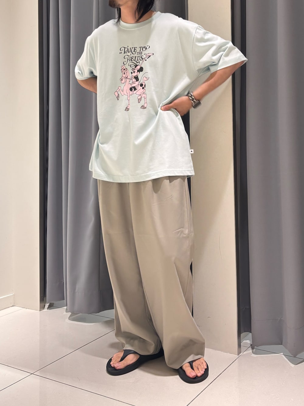 ブルー系のTシャツ/カットソー、ベージュ系のその他パンツを着用したメンズの夏コーディネートの3枚目の写真