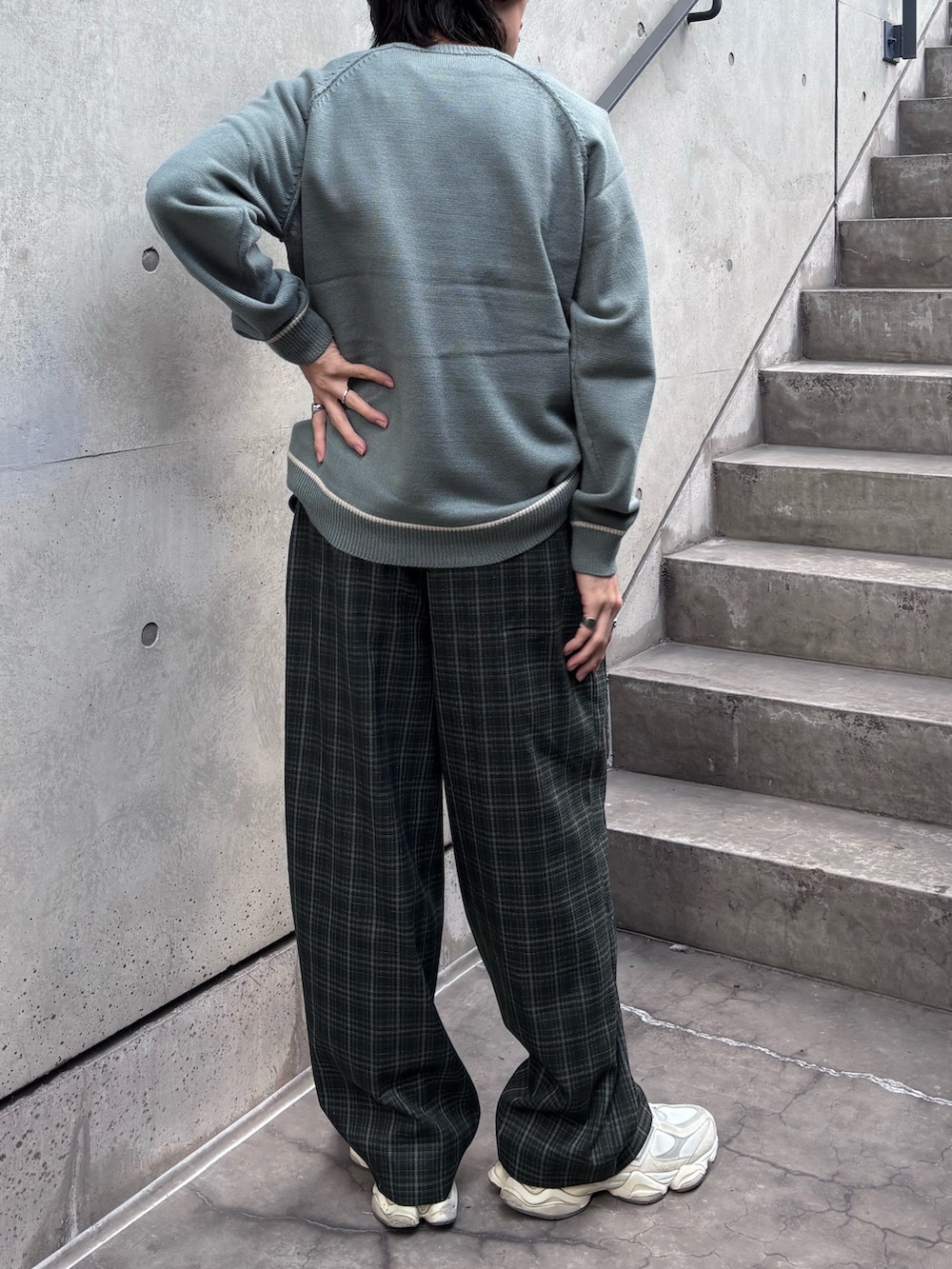 グリーン系のニット/セーター、グリーン系のスラックスを着用したメンズの秋コーディネートの3枚目の写真